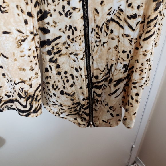 Leapord Print Women's Top - Picture 8 of 8